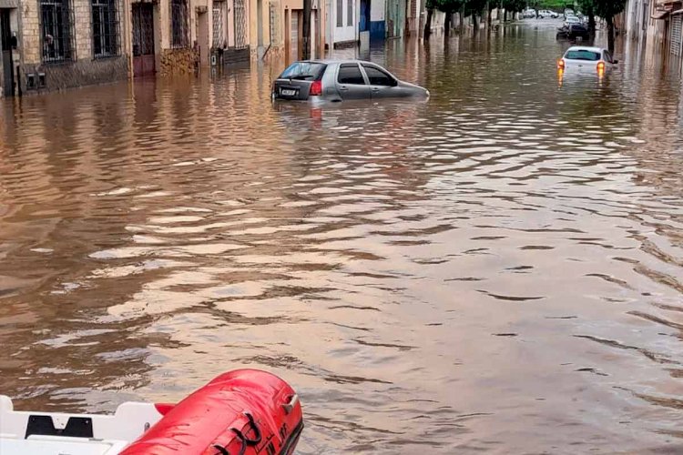 Fortes chuvas causam transtornos em JF; bombeiros atendem ocorrência de soterramento no Borboleta