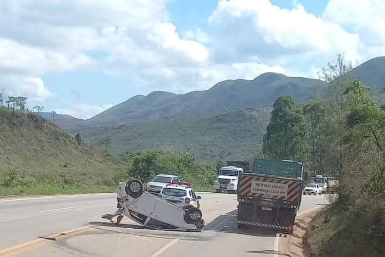 Carro capota na BR-040 e interdita via no sentido RJ; lentidão é de 4 km