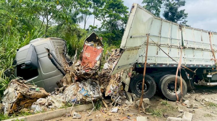 Carga de sucata se desprende e causa acidente na BR-040 em Santos Dumont