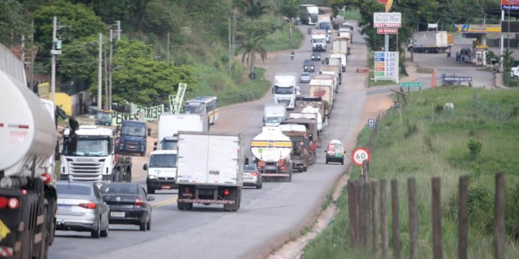 Vai pegar estrada no feriadão? Rodovias mineiras têm 55 interdições e 218 pontos de risco