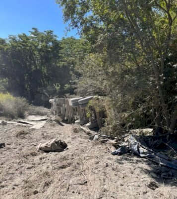 Carreta tomba em ribanceira e deixa motorista ferido na MGC-451, em Olhos D’agua