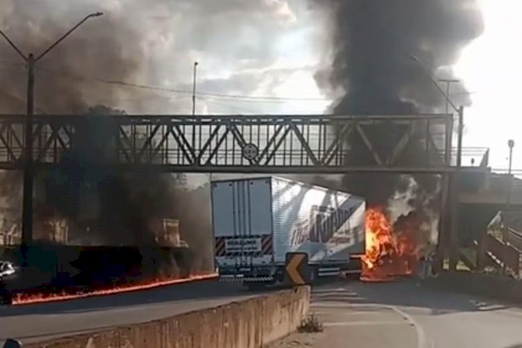 Vídeo: incêndio em carreta interdita a BR-381, em São Joaquim de Bicas