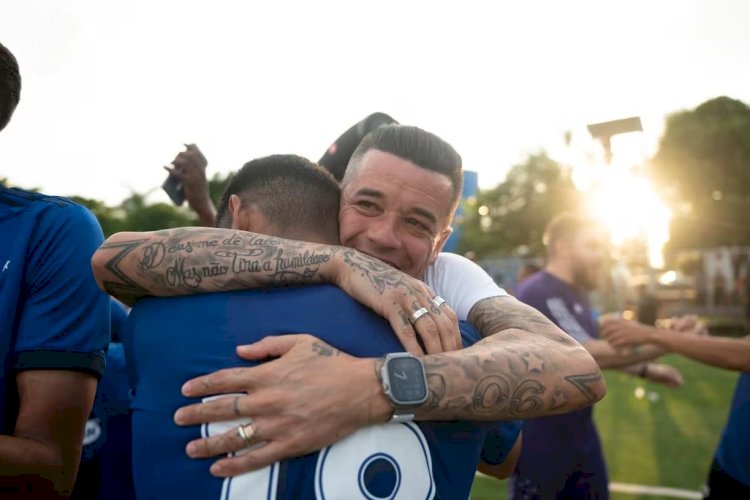 Despedida de D'Alessandro no Cruzeiro tem banho de gelo e presença de Ronaldo