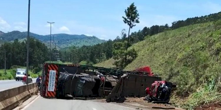 Motorista morre e ajudante fica ferido após carreta tombar na BR-381, em Nova Era