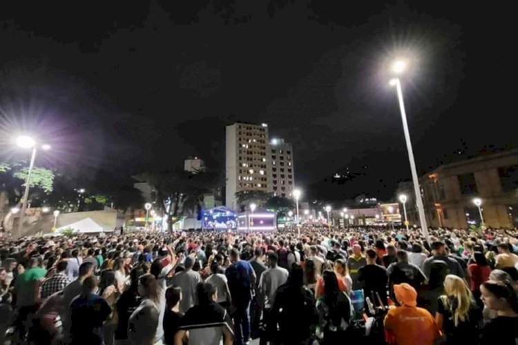 Missa do Impossível: milhares de fiéis lotam Praça Antônio Carlos