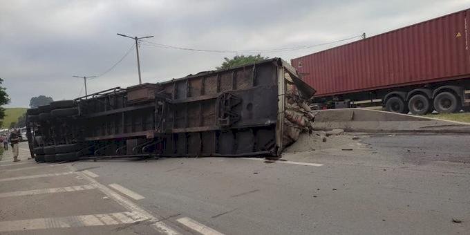 Carreta carregada com cimento tomba e fecha trânsito na rodovia Fernão Dias