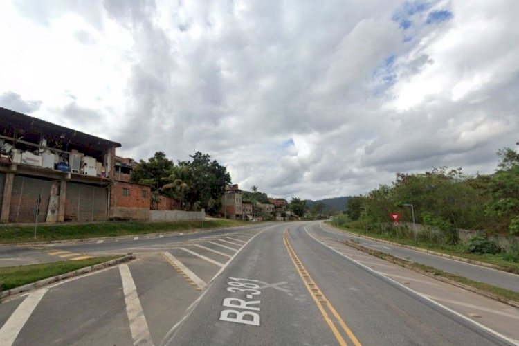 Caminhonete bate contra motocicleta e piloto é arremessado na BR-381