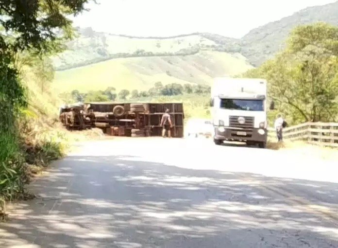 Caminhão tomba na MG-482 e interdita parcialmente a pista