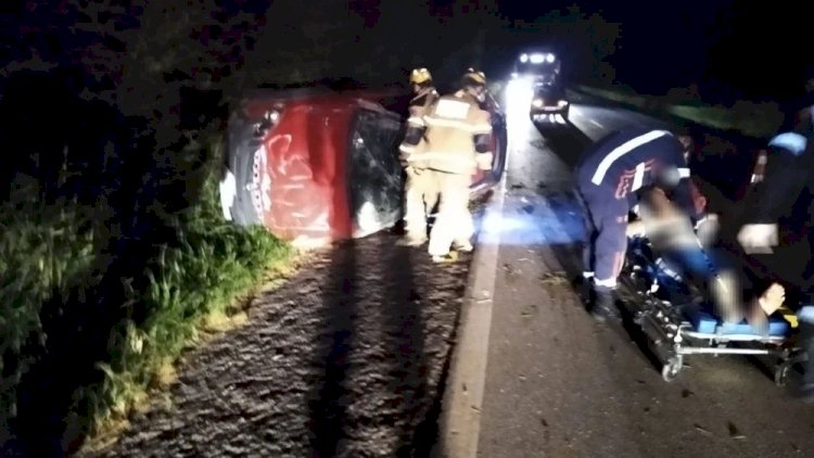 Motorista é resgatado após carro capotar no Sul de Minas