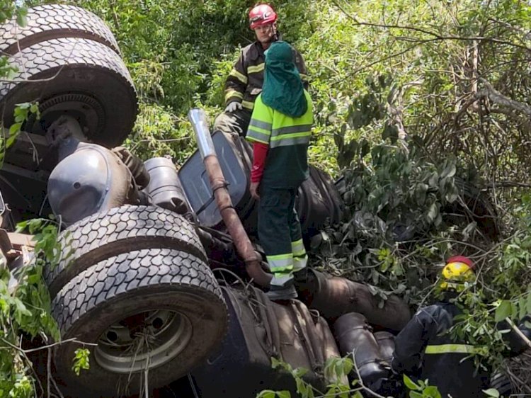 Motorista morre após carreta tombar na BR-135, próximo a Joaquim Felício