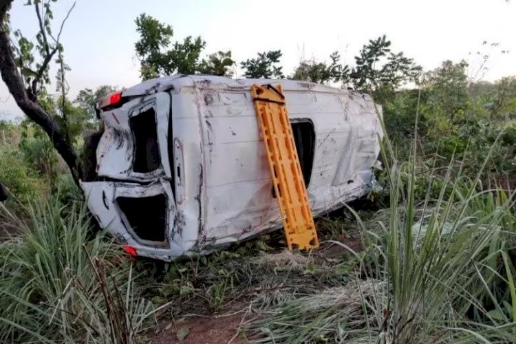 Mulher morre após micro-ônibus com concurseiros capotar no Norte de Minas