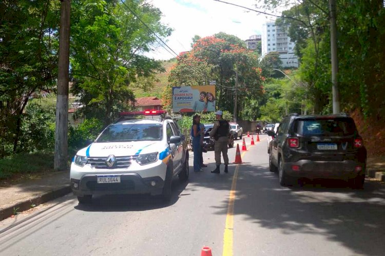 Acidente entre carros interdita acesso ao Bairro São Pedro