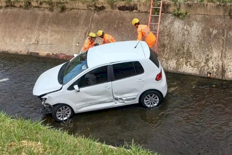 MG: carro cai em córrego após motorista desrespeitar parada e provocar acidente