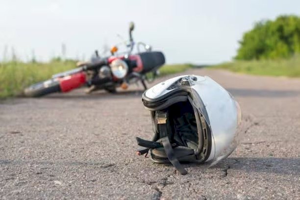 Motociclista dá ‘grau’, passageira cai e morre atropelada por ônibus em MG