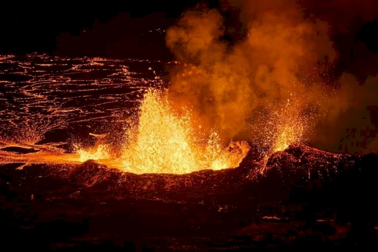 Erupção de vulcão na Islândia lança magma a 120 metros de altura