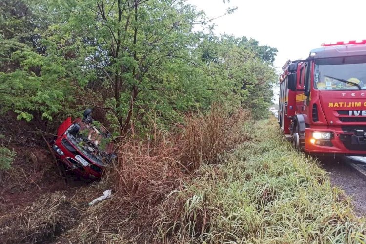 Após aquaplanar, carro capota e deixa quatro feridos na MGC-122