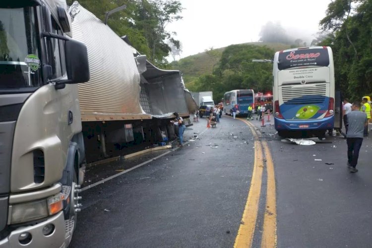 Acidente entre ônibus e carreta mata motorista e deixa oito feridos em MG