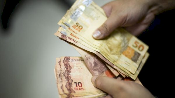 Salário mínimo para 2024 de R$ 1.412 provoca críticas