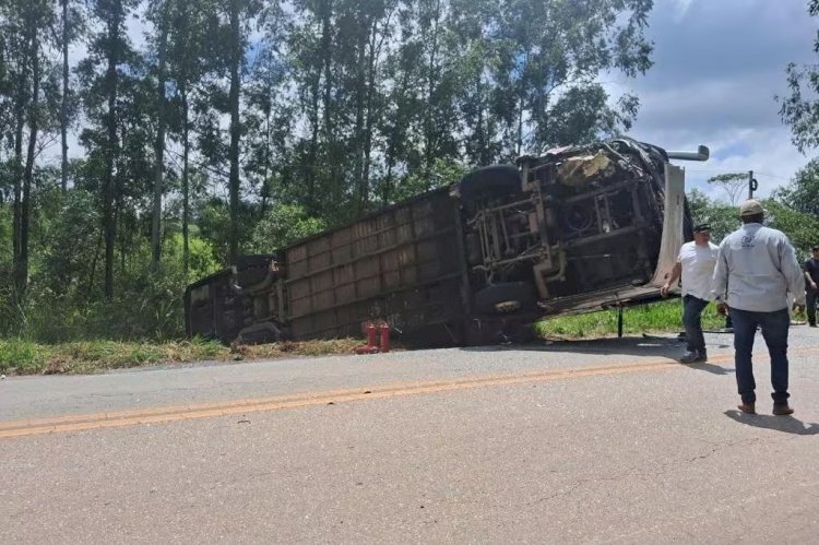 Acidente entre ônibus e caminhonete mata um e deixa feridos em MG