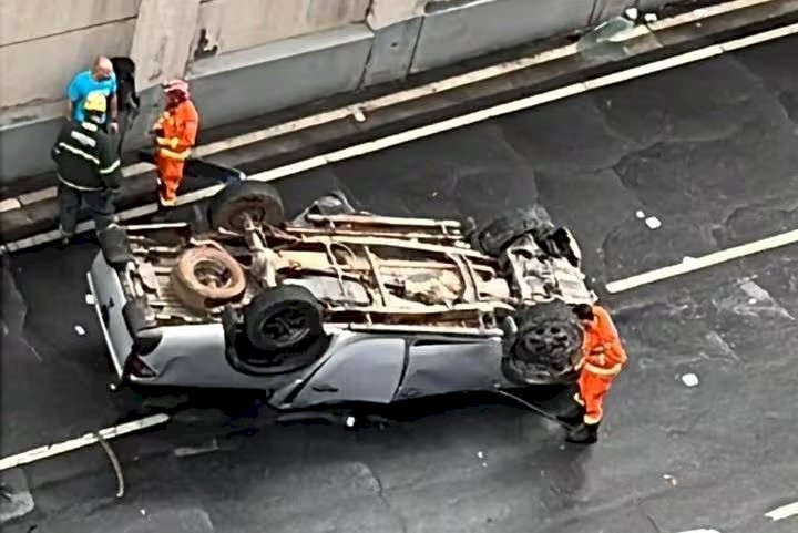 Caminhonete capota na trincheira da Raja Gabaglia, em BH