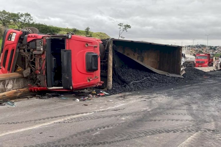 Carreta tomba no Anel Rodoviário, em BH, e complica o trânsito