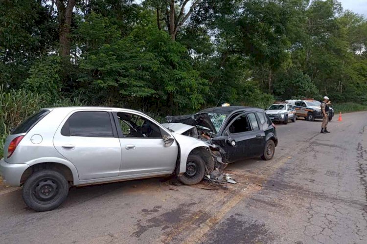 Colisão entre carros deixa uma pessoa morta e duas feridas na MG-133