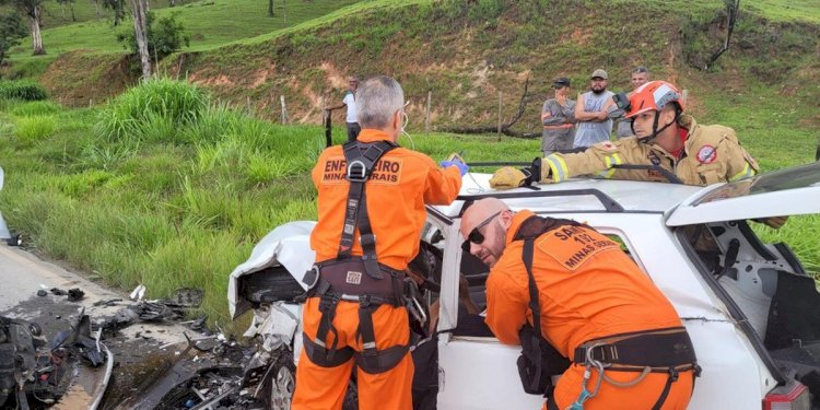 Dois motoristas ficam feridos após carros baterem de frente na MG-424, em Vespasiano