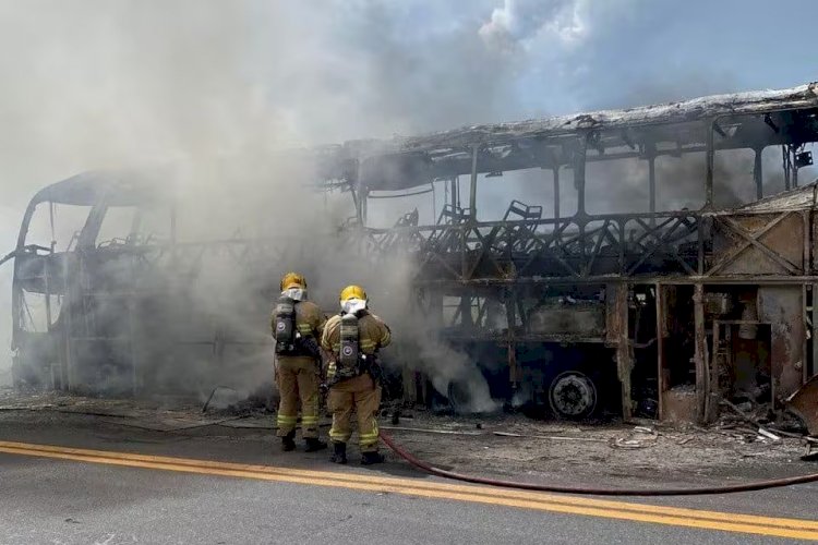 Ônibus de viagem com 40 passageiros pega fogo e vira carcaça na BR-365 em MG