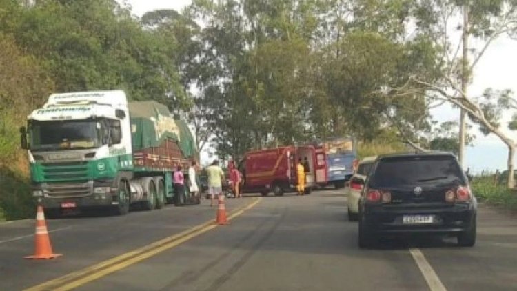 BR-381 tem congestionamento quilométrico em razão de acidente entre moto e carreta