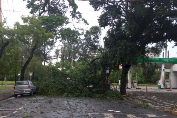 Forte chuva durante a madrugada de hoje causa estragos em Ipatinga