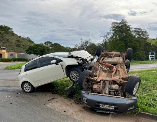 MG: motorista erra entrada de trevo e provoca acidente na BR-262