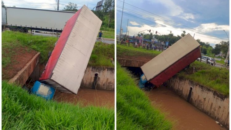 Caminhão cai dentro de córrego em Contagem, na Grande BH