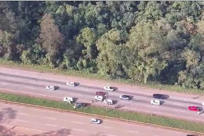 Batida entre quatro carros deixa trânsito lento na BR-040 em Nova Lima