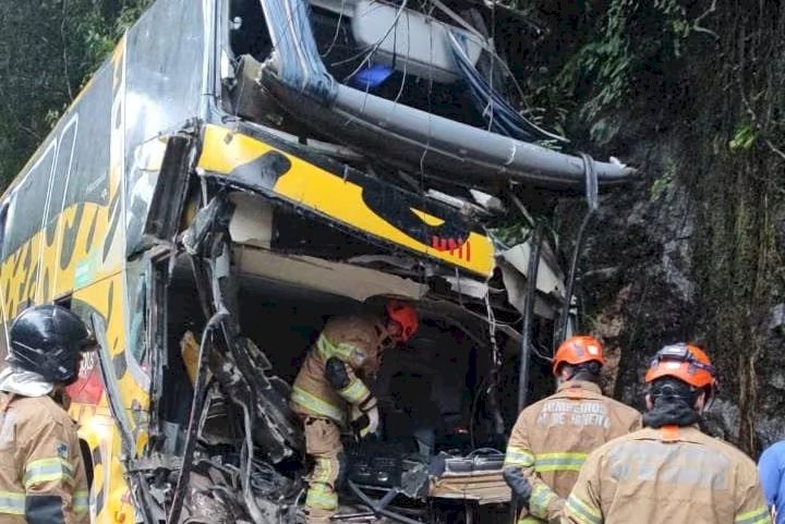 BR-040 é liberada na Serra de Petrópolis após acidente com ônibus que saiu de BH