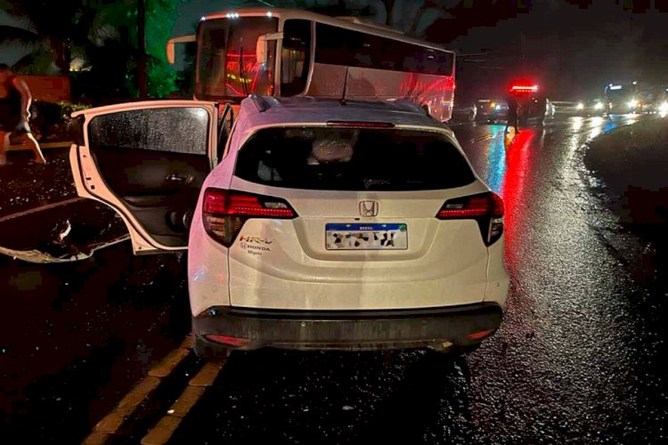 Carro colide com ônibus após motorista ter ‘mal súbito’