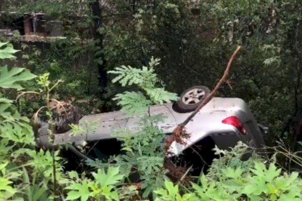 Carro perde o controle e capota devido aos cascalhos espalhados na BR-381