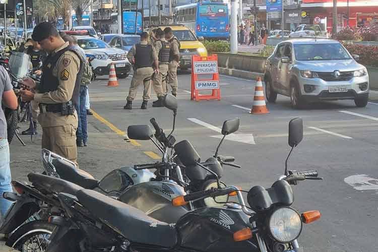 Polícia Militar realiza blitze e para motociclistas no Centro de JF