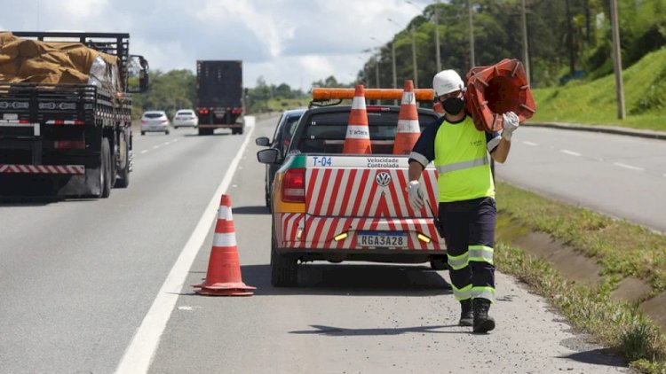 Saída para o feriado de Réveillon na BR-381: acidente com carreta fecha pistas