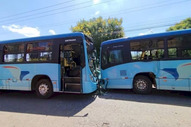 Acidente envolvendo dois coletivos deixa ao menos 15 feridos em Pará de Minas