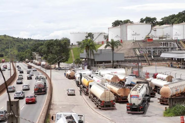 Tanqueiros de MG podem entrar em greve contra retorno do PIS/Cofins e IPVA