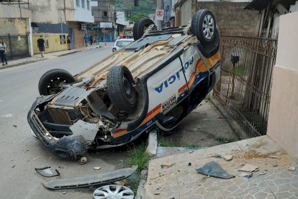 Foragido colide moto roubada contra viatura policial em Coronel Fabriciano