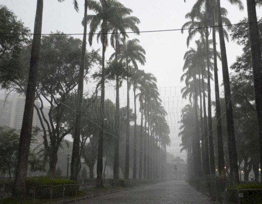 Último dia do ano será de céu nublado e pancadas de chuva em Minas