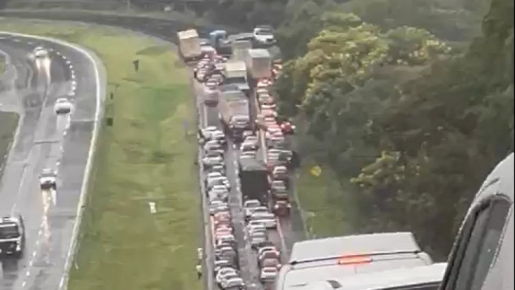 Acidente entre duas carretas interdita a BR-040, em Sete Lagoas