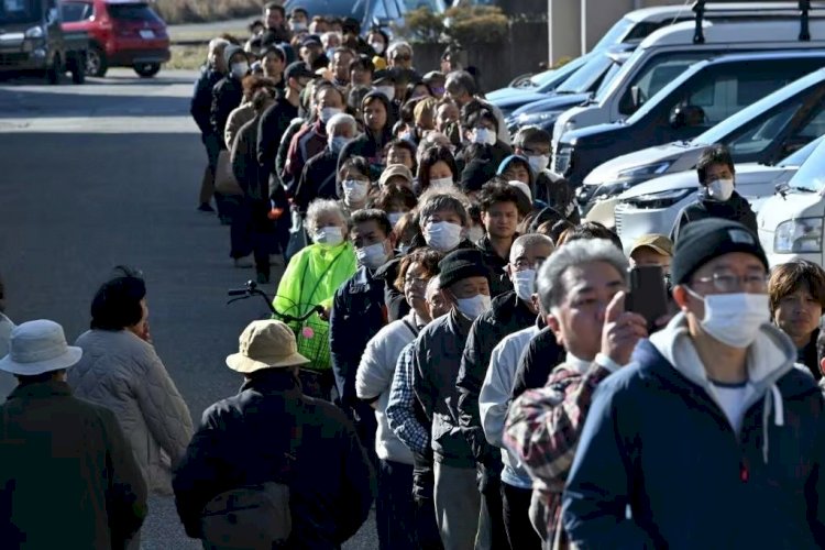 Longas filas para obter água e comida após devastador terremoto no Japão