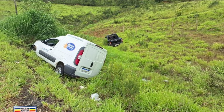 Mulher fica ferida após acidente entre dois veículos na rodovia do Contorno em Poços de Caldas