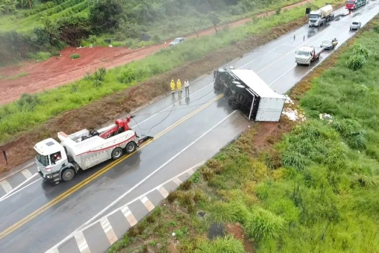 Caminhão com placa de Araguari tomba na BR-262, carga foi saqueada e rodovia ficou fechada por seis horas