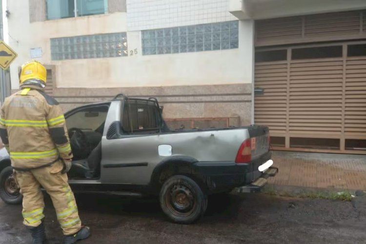 Carro que estava estacionado em rua é incendiado, e mobiliza os bombeiros em MG