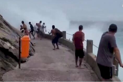 Vídeo: onda gigante arrasta banhistas na Pedra do Leme (RJ)