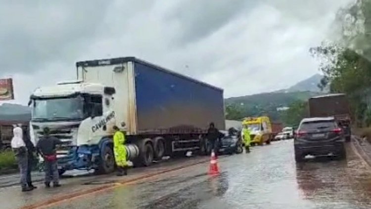 BR-040: acidente entre carreta e carro mata uma pessoa e fecha o sentido Rio de Janeiro