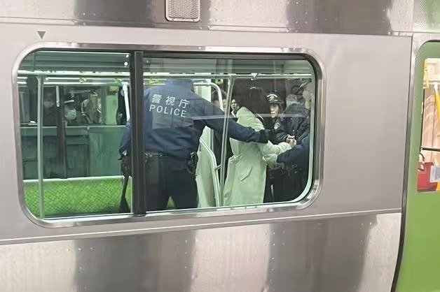 Vídeo: Mulher é presa após esfaquear quatro passageiros em trem no Japão